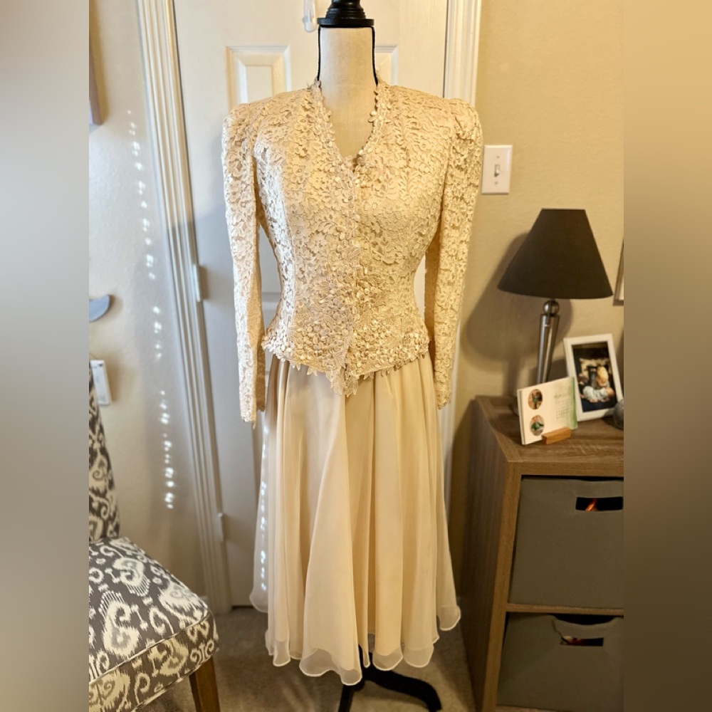 Beautiful Vintage  2 pc Cream Wedding Suit Cachet by Bart Protas. Size 8